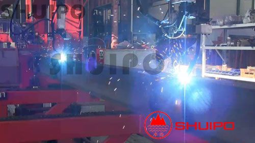 工作中的立體車庫橫梁自動焊接機(jī) 工作中的鋼結(jié)構(gòu)附件自動焊接機(jī)